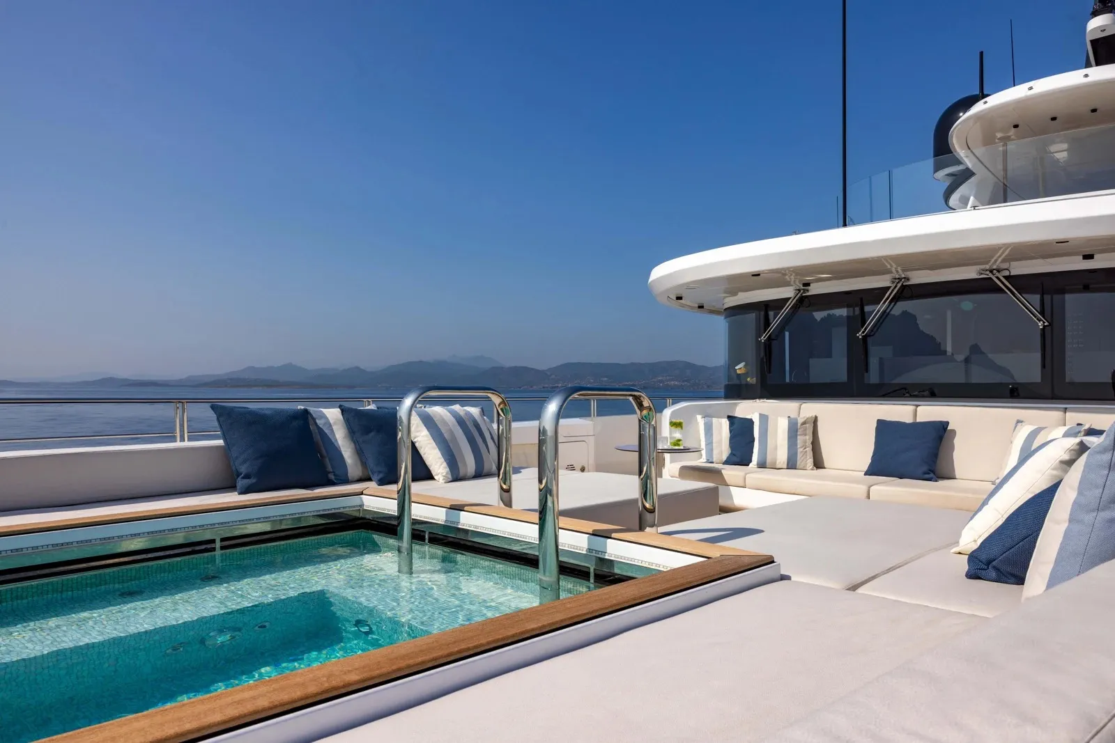 Acqua Chiara 47m Columbus Yachts motor yacht charter Mediterranean photo 09