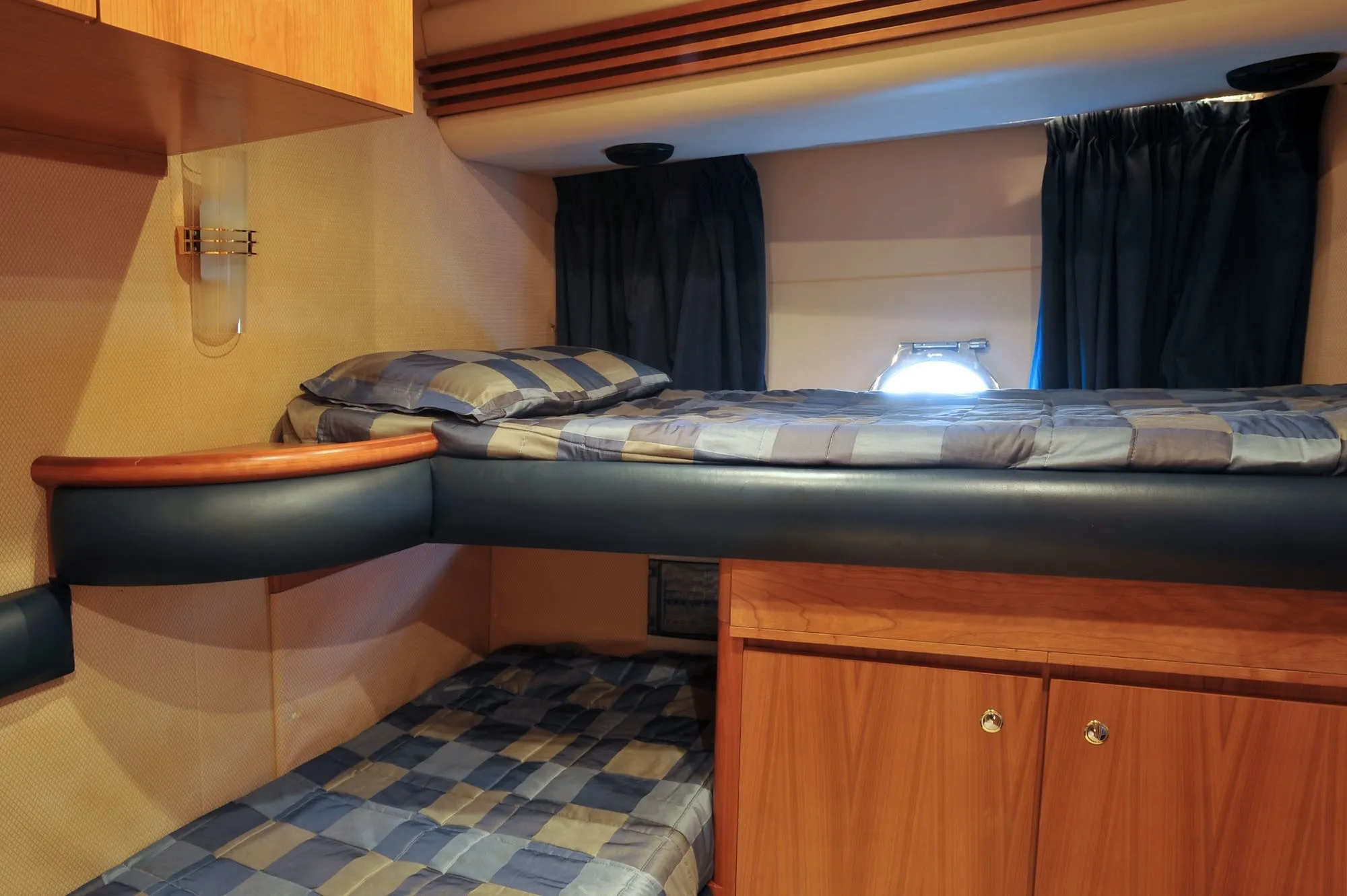 Azucena Mare 21.6m Azimut motor yacht charter Mallorca photo 13