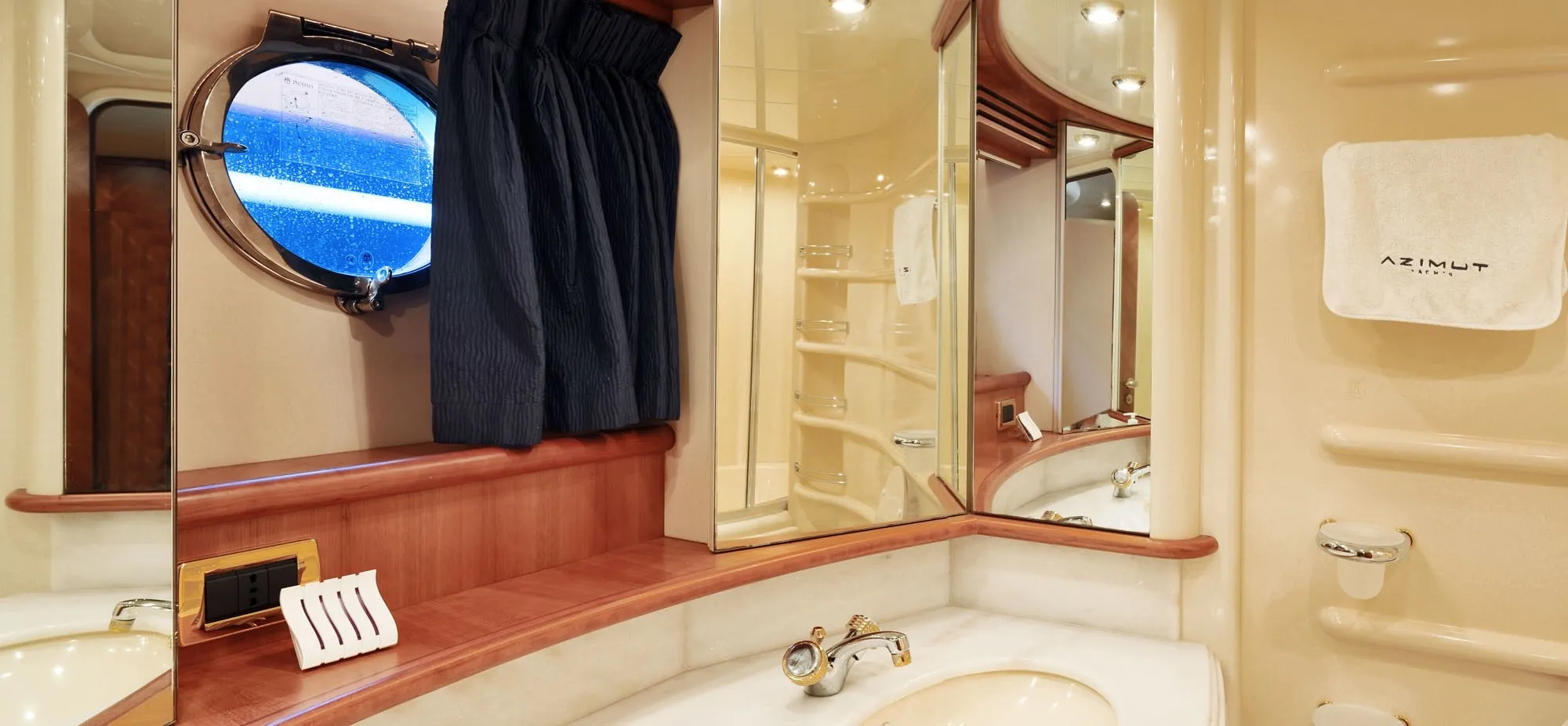 Azucena Mare 21.6m Azimut motor yacht charter Mallorca photo 15