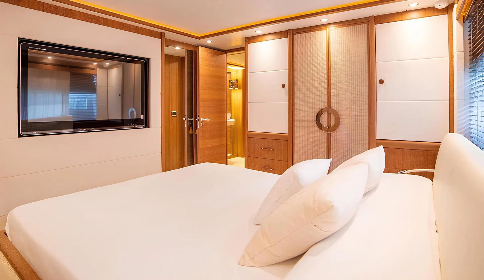 B Two 32.5m Astondoa motor yacht charter Mallorca photo 18