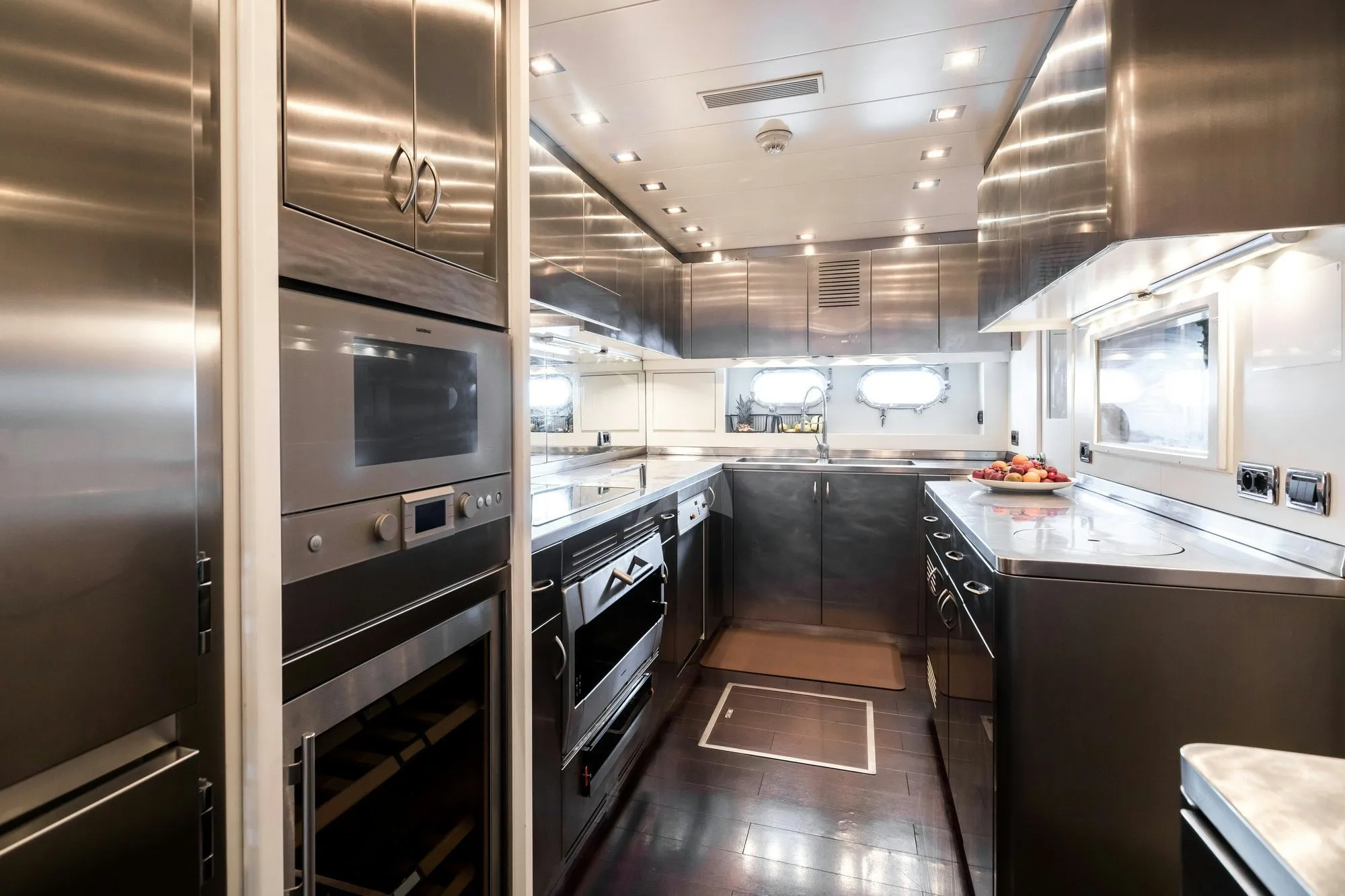 Beachouse 40m Mangusta motor yacht charter French Riviera photo 54