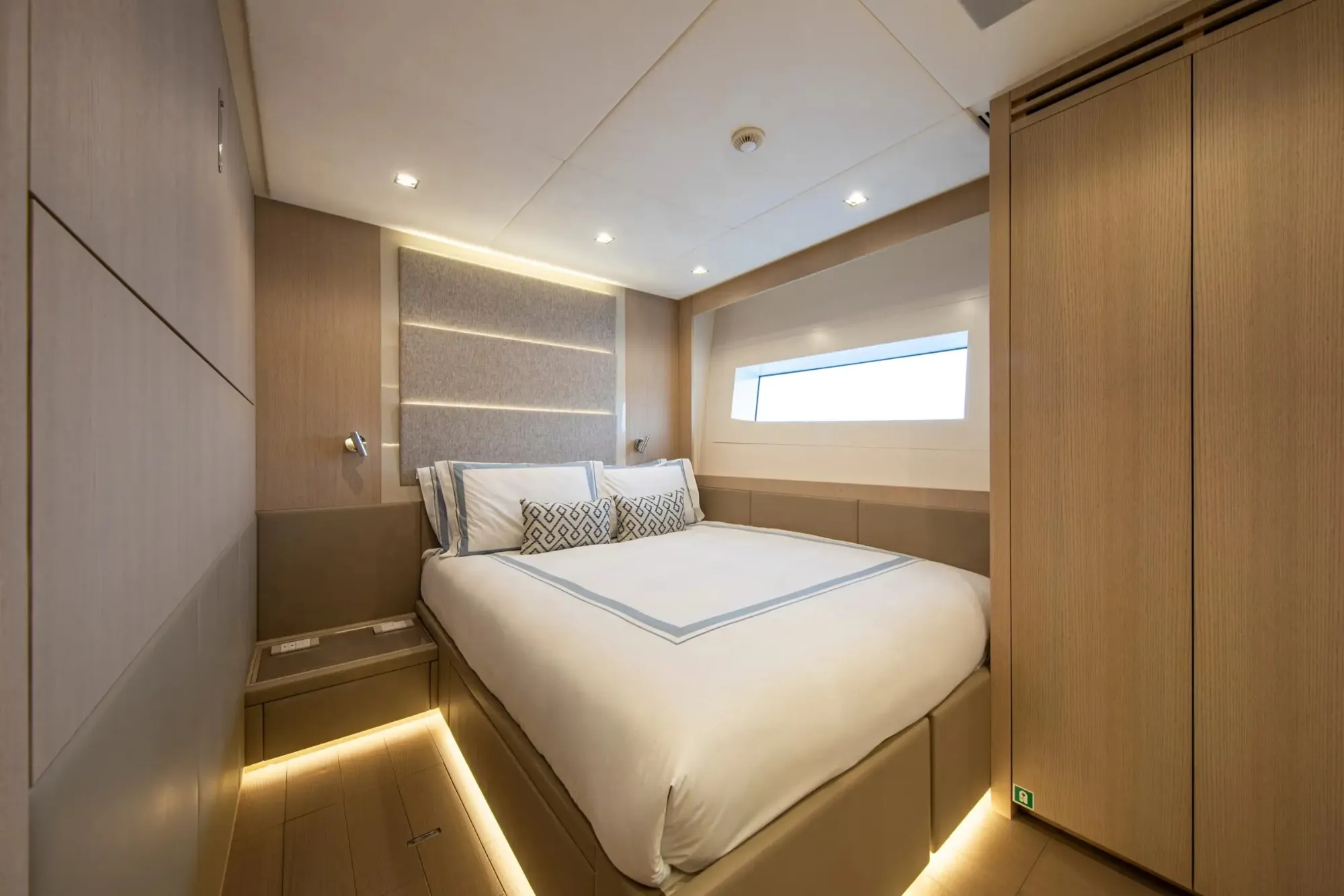 C2 33.3m Mangusta motor yacht charter Ibiza photo 56