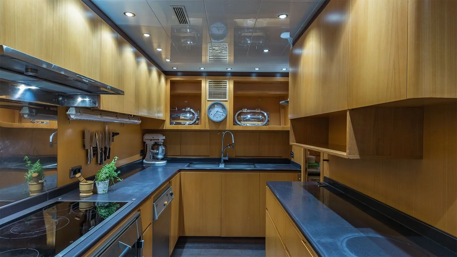 Jomar 39.65m Mangusta motor yacht charter French Riviera photo 15