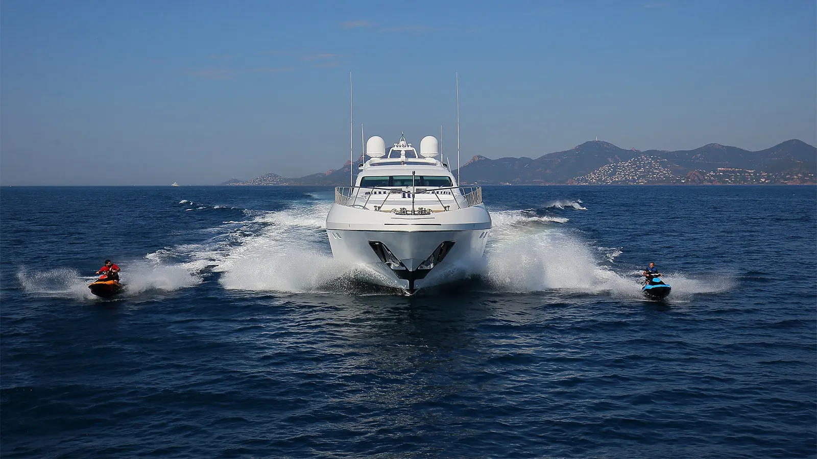 Veni Vidi Vici 39.65m Mangusta motor yacht charter French Riviera photo 07